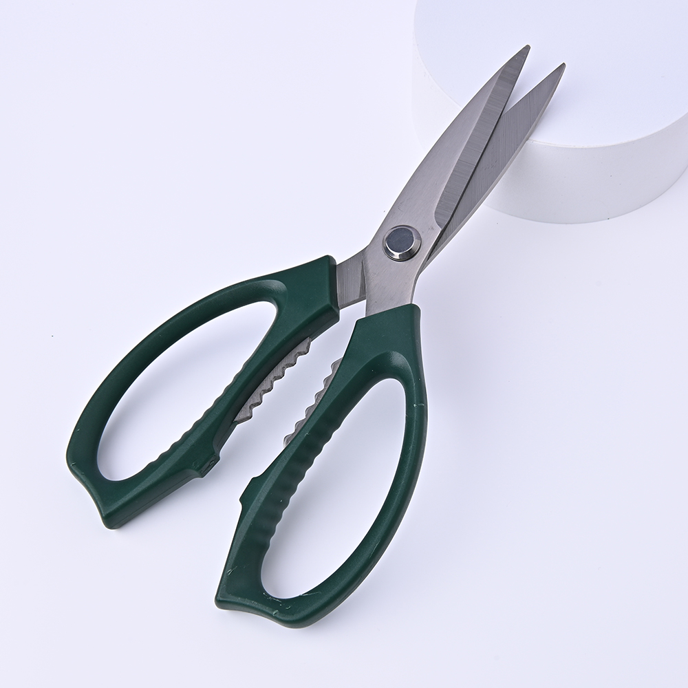 Serrated kitchen scissors with pink handle