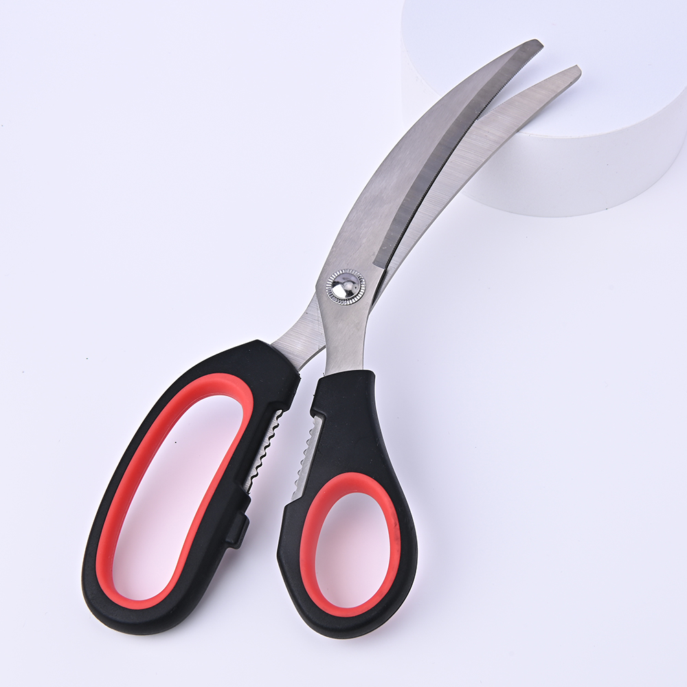 Heavy-duty kitchen shears with blade cover